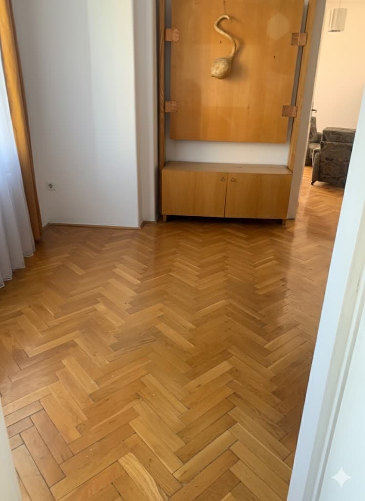 Előszoba halszálka parkettával